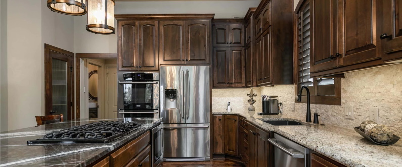 The Pros and Cons of Kitchen Cabinet Construction Materials