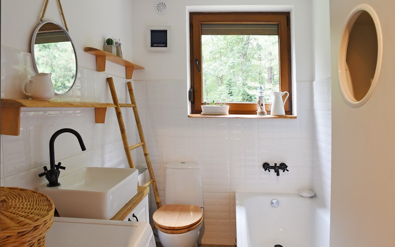 4 Design Ideas to Maximize Space in a Small Bathroom Remodel